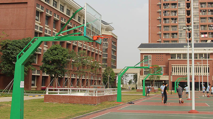 珠海市斗門成裕小學防爆籃球架在不影響孩子上課就裝起來了