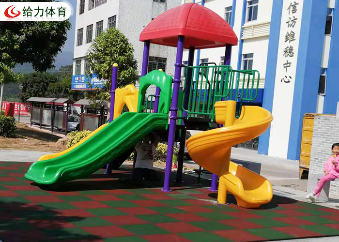 兒童滑滑梯