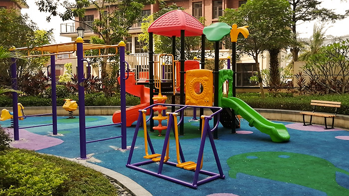 清遠購物廣場安裝兒童滑滑梯組合，設身處地為帶孩子顧客考慮