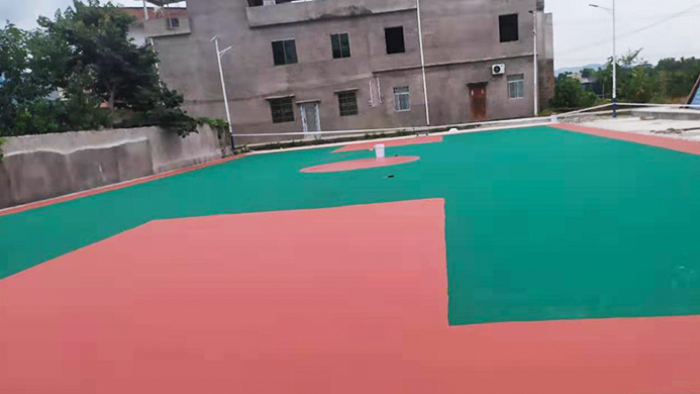 臺山市鎮(zhèn)衡村村委會放鞭炮喜迎丙烯酸球場鋪設(shè)籃球架進(jìn)村